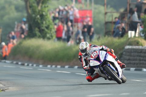 TT 2018: Hickman takes maiden win in Superstock thriller