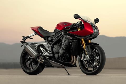 All the fun of the fairing: Triumph Speed Triple 1200 RR unveiled