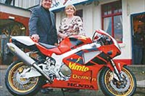 Linda Dunlop receives Joey replica SP-1